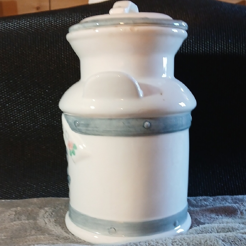 Vintage Ceramic Cookie Jar with Heart Design - Picture 4 of 9